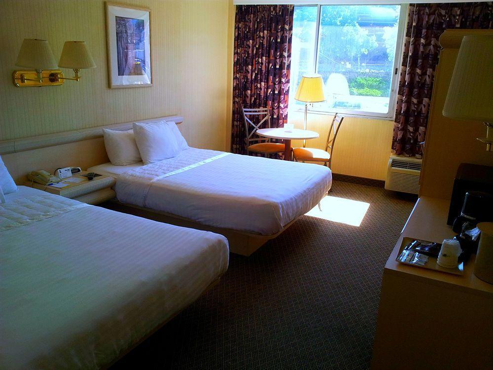 Hotel Ramada By Wyndham North Bergen Exterior foto