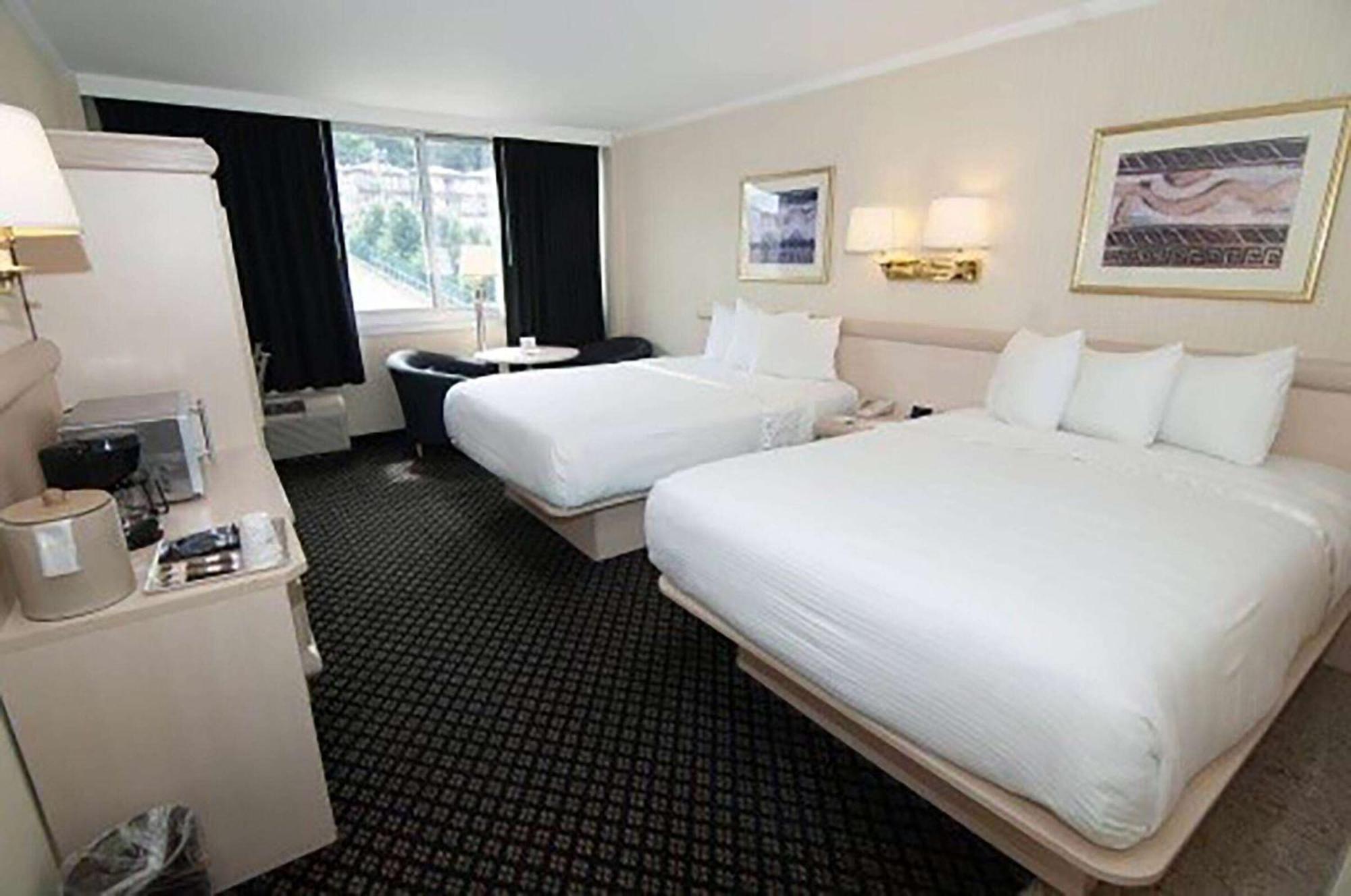 Hotel Ramada By Wyndham North Bergen Exterior foto