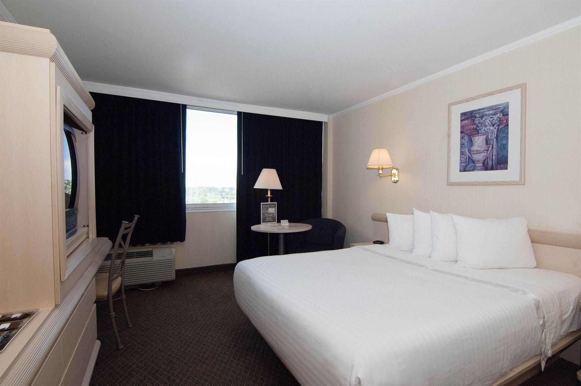 Hotel Ramada By Wyndham North Bergen Exterior foto